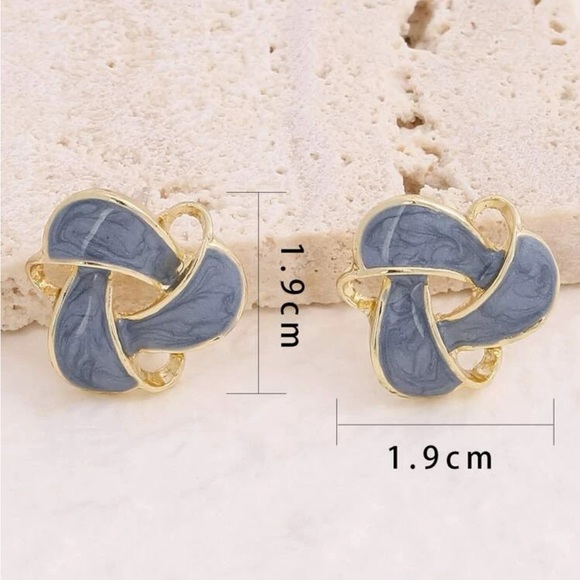 Geometric stud earrings - Picture 2 of 3